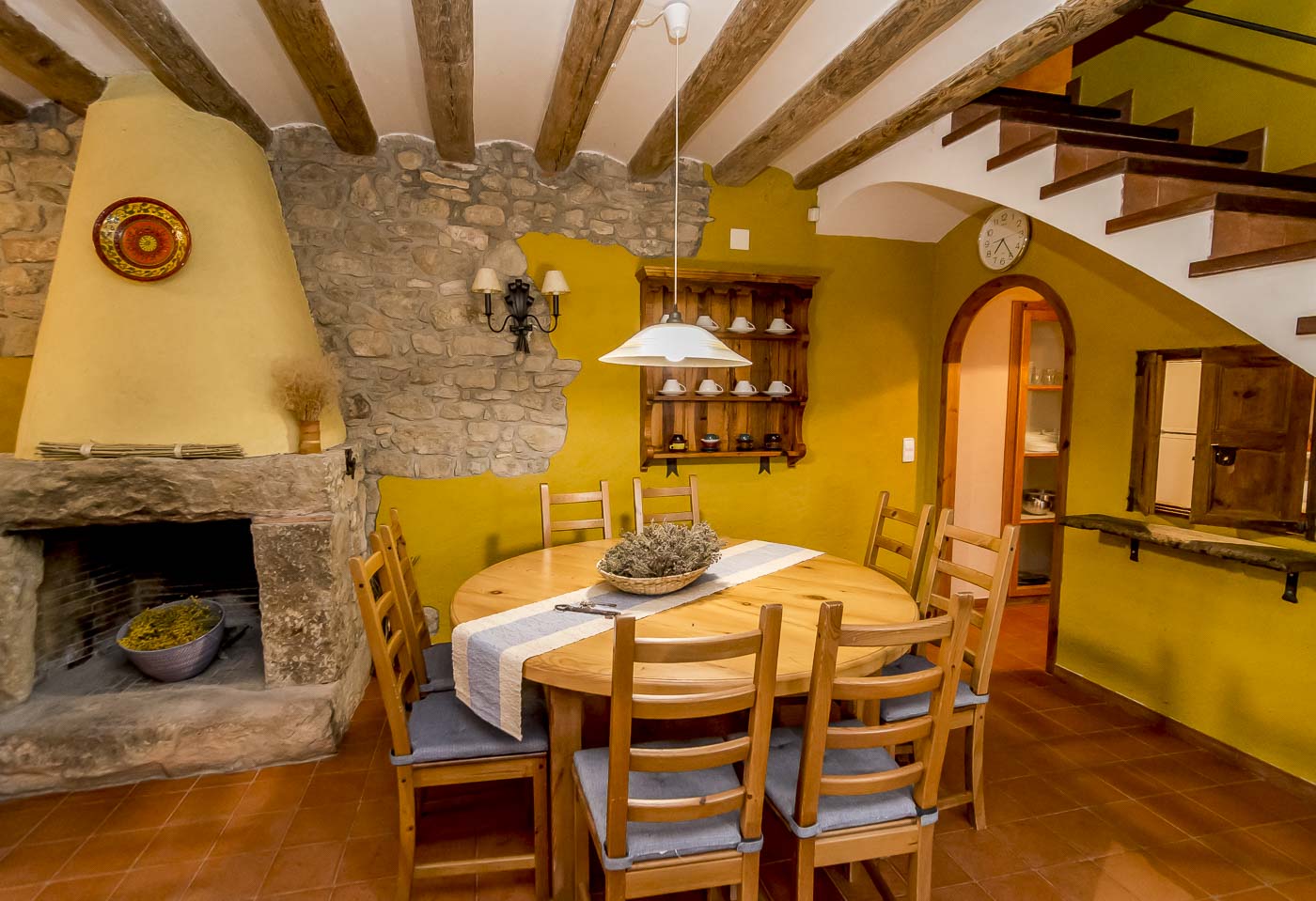 El comedor interior tiene capacidad para 6 a 8 personas 